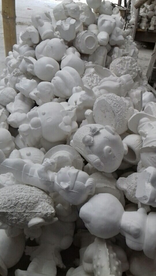 Tô tượng thạch cao tại xưởng sản xuất